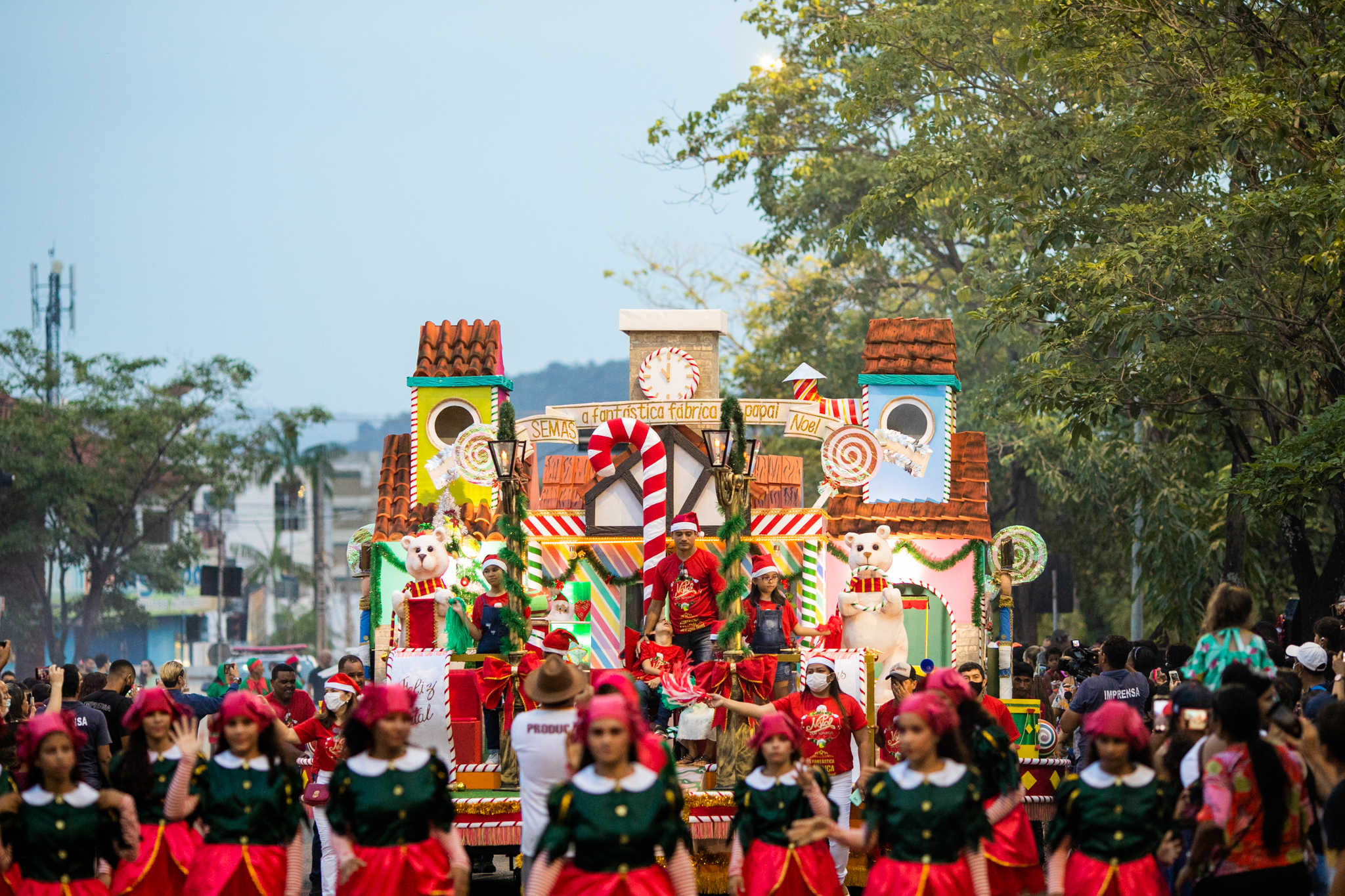 1ª Parada Natalina de Parauapebas encanta o público e pode virar tradição  no município – Prefeitura de Parauapebas