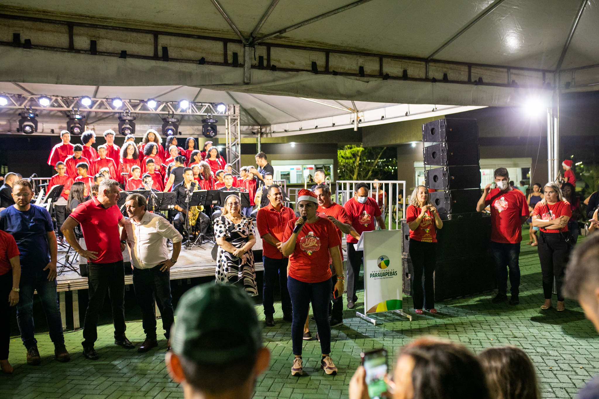 O acender das luzes de Natal na Prefeitura de Parauapebas foi um lindo  espetáculo. O evento abriu ao público a Vila do Papai Noel, na praça em  frente à