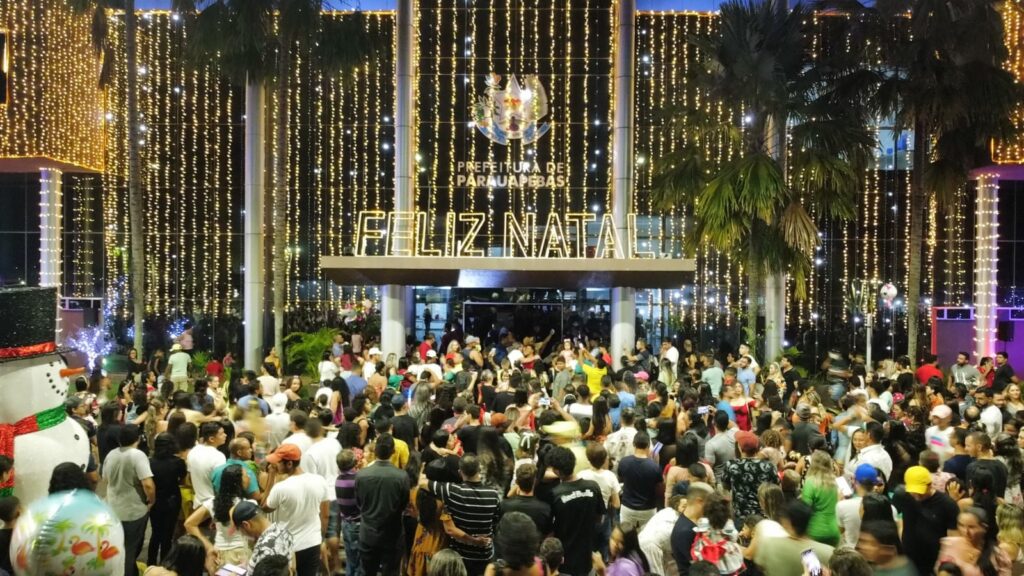 Programação especial de Natal atrai multidão na Prefeitura de