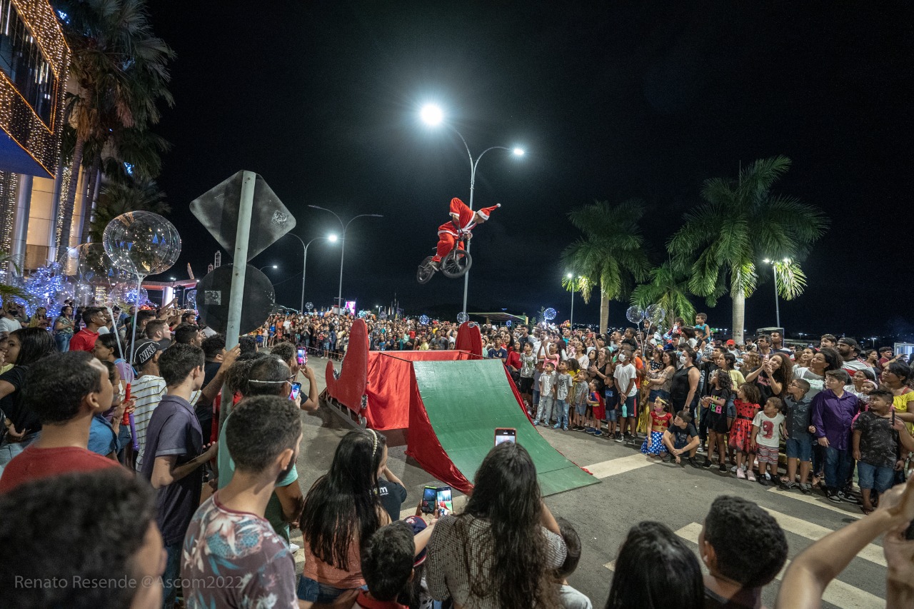 O Natal dos Sonhos encanta quem visita a vila do papai noel. Neste domingo,  19, a programação contou com show pirotécnico, apresentações musicais e  neve, By Prefeitura de Parauapebas