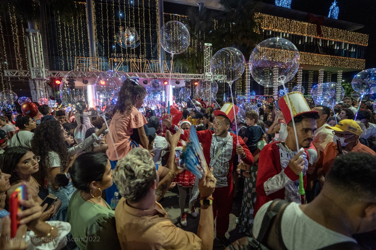 O Natal dos Sonhos encanta quem visita a vila do papai noel. Neste domingo,  19, a programação contou com show pirotécnico, apresentações musicais e  neve, By Prefeitura de Parauapebas