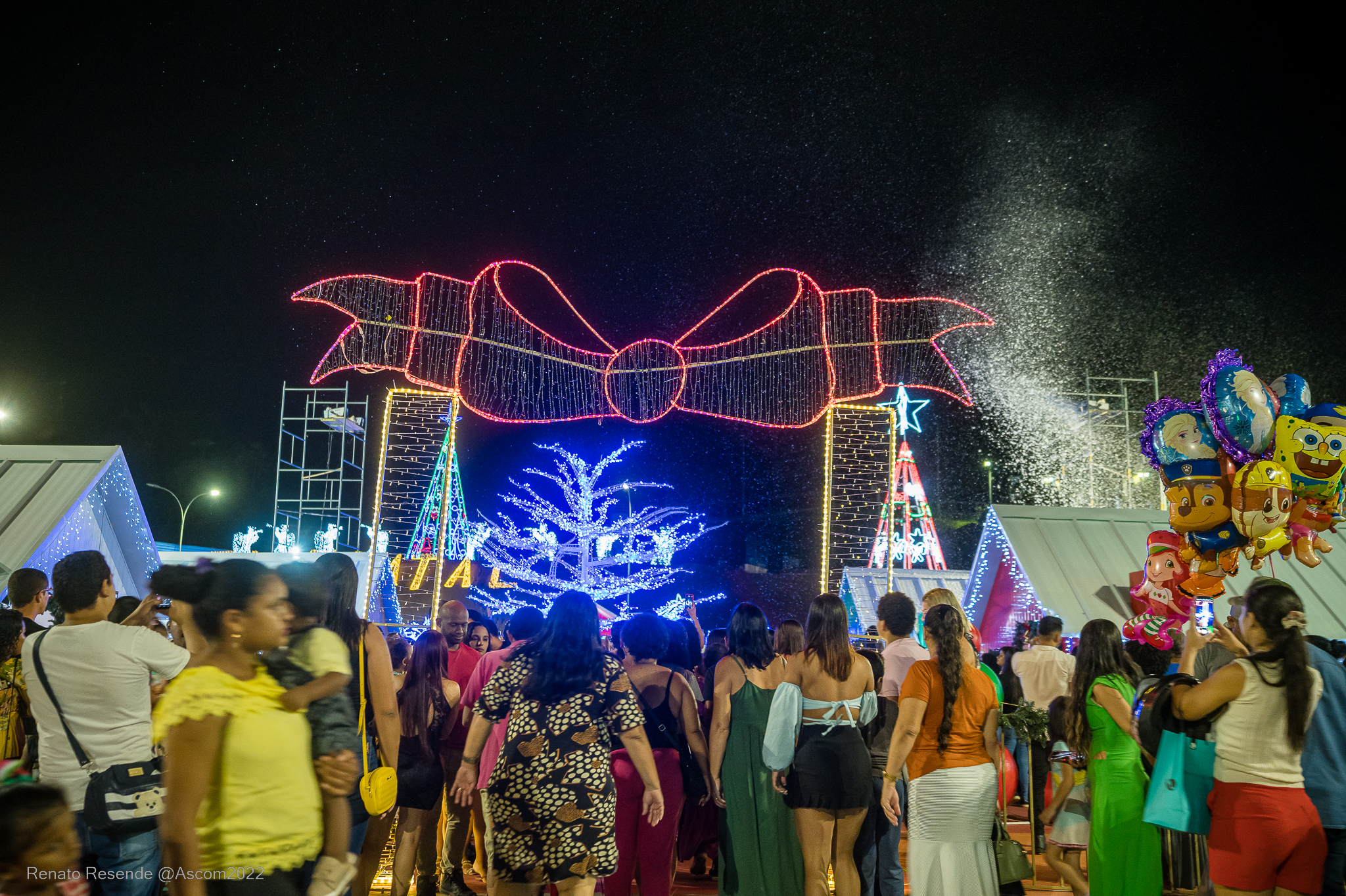 O acender das luzes de Natal na Prefeitura de Parauapebas foi um lindo  espetáculo. O evento abriu ao público a Vila do Papai Noel, na praça em  frente à