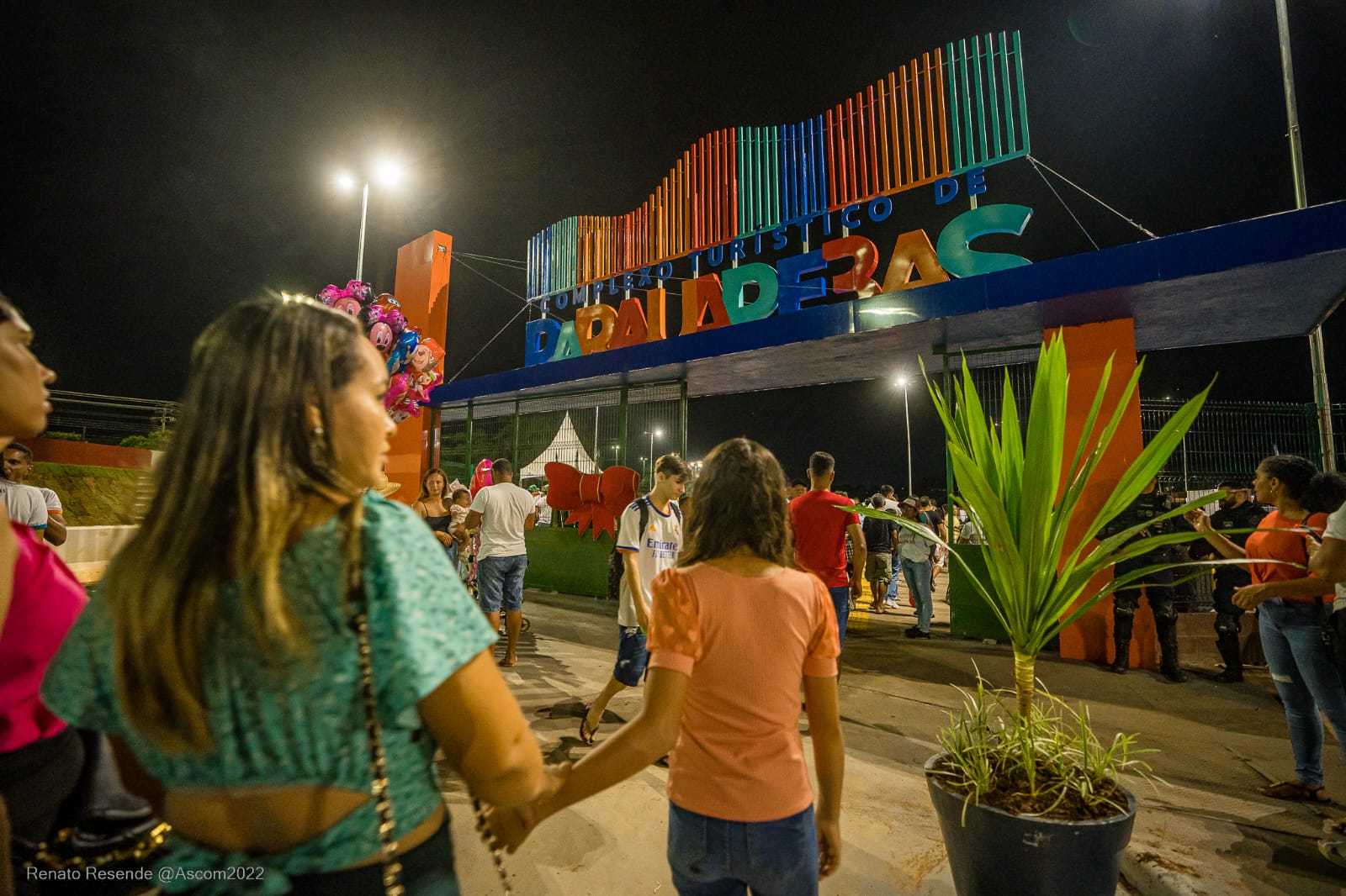 O acender das luzes de Natal na Prefeitura de Parauapebas foi um lindo  espetáculo. O evento abriu ao público a Vila do Papai Noel, na praça em  frente à