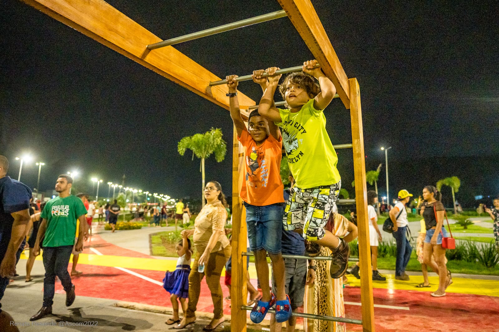 O acender das luzes de Natal na Prefeitura de Parauapebas foi um lindo  espetáculo. O evento abriu ao público a Vila do Papai Noel, na praça em  frente à