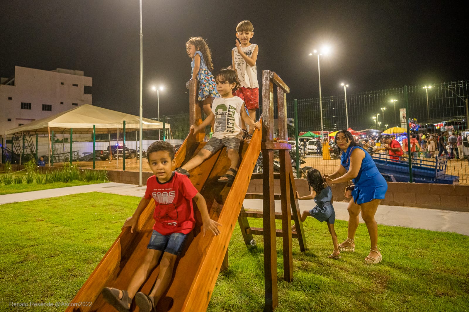 O acender das luzes de Natal na Prefeitura de Parauapebas foi um lindo  espetáculo. O evento abriu ao público a Vila do Papai Noel, na praça em  frente à