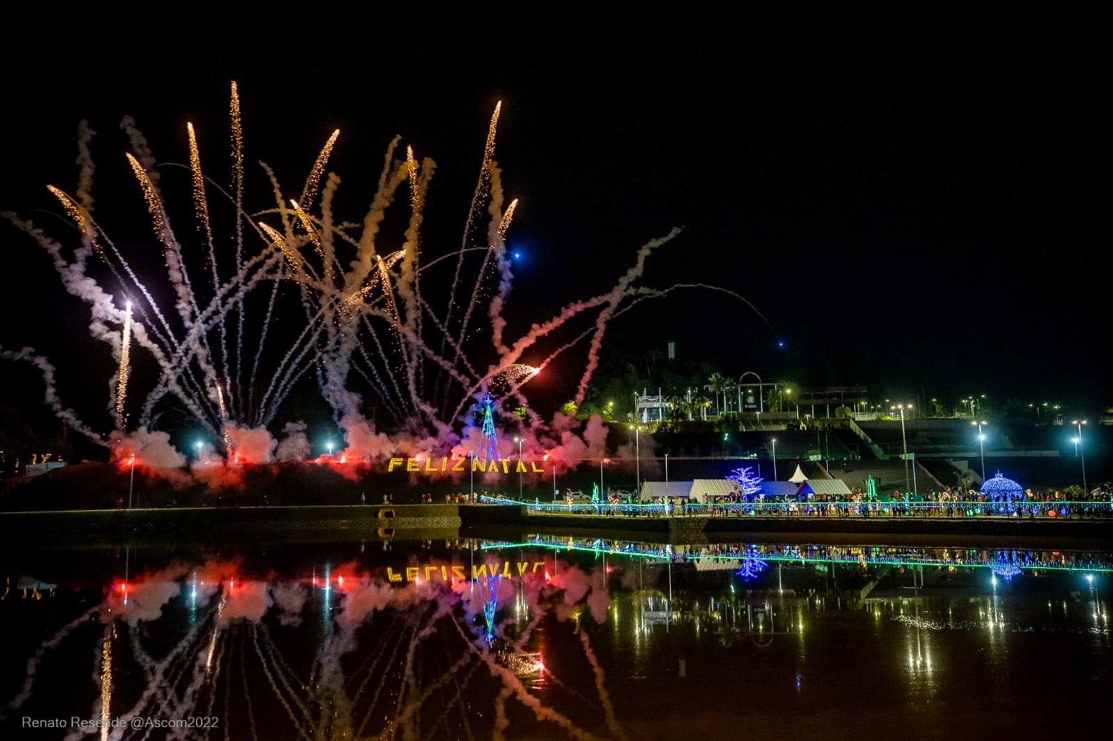 O acender das luzes de Natal na Prefeitura de Parauapebas foi um lindo  espetáculo. O evento abriu ao público a Vila do Papai Noel, na praça em  frente à