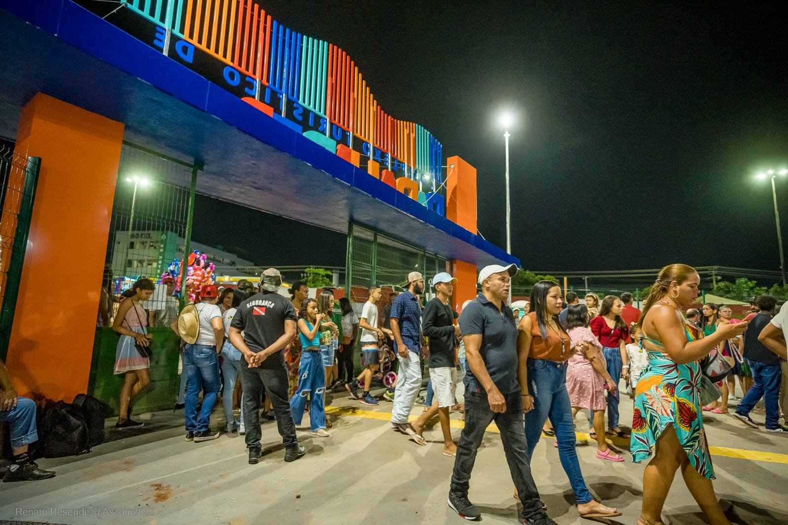 O acender das luzes de Natal na Prefeitura de Parauapebas foi um lindo  espetáculo. O evento abriu ao público a Vila do Papai Noel, na praça em  frente à