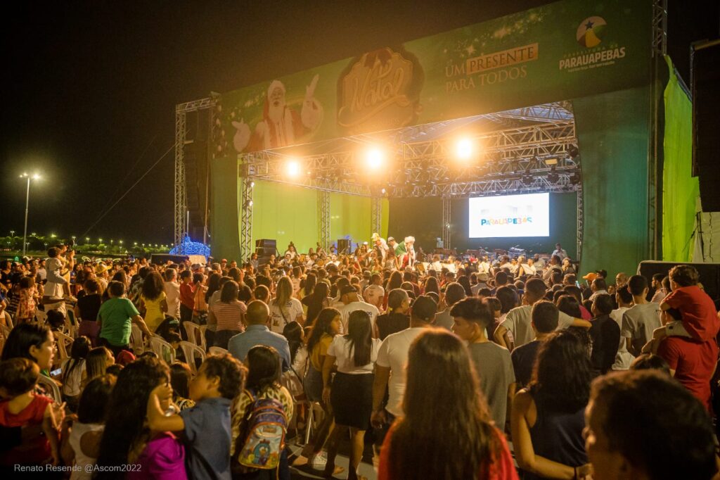 O acender das luzes de Natal na Prefeitura de Parauapebas foi um lindo  espetáculo. O evento abriu ao público a Vila do Papai Noel, na praça em  frente à